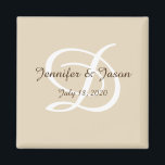 Íman de refrigerador de casamento personalizado<br><div class="desc">Envie ao casal de casamento um imã de geladeira personalizado com seus nomes e data de casamento.</div>