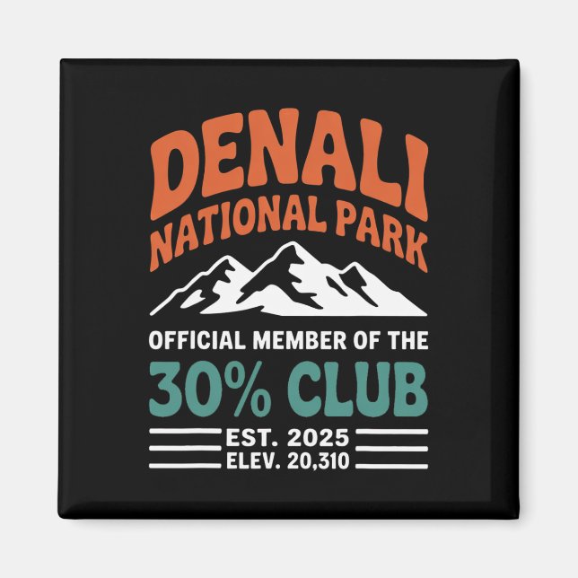 Íman Denali 30 Percent Club Est 2025 Hiking Adventure G (Frente)