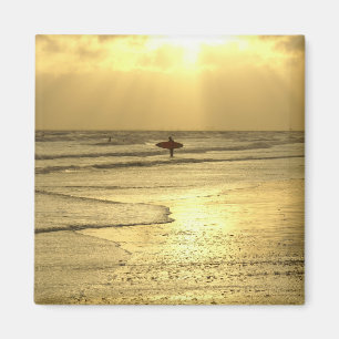 Íman Desfrutando da Praia ao Pôr do Sol