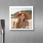 Íman Design de Foto Mínima de Tendência com Ano<br><div class="desc">Uma forma excelente de mostrar as suas fotografias quadradas a partir da sua conta online. Adicione uma foto quadrada para fazer uma lembrança de excelente. Se precisar ajustar o texto ou a imagem,  clique no link personalizar.</div>