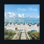 Íman Destin Florida Bonito Beach Fotografia Souvenir<br><div class="desc">Este íman bonito da praia da Flórida Destin mostra as lindas nuvens brancas flutuando sobre o oceano azul. Guardas-chuvas de praia e passeio de barco até a costa,  com erva costeira e areia. Um presente maravilhoso da costa esmeralda para um floridiano que ama a costa durante o verão.</div>