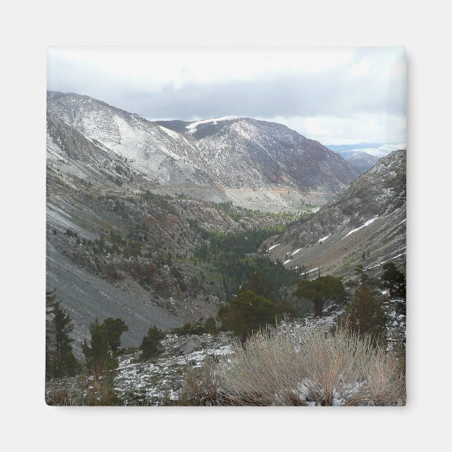 Íman Dirigindo pelas montanhas Snowy Sierra Nevada (Frente)