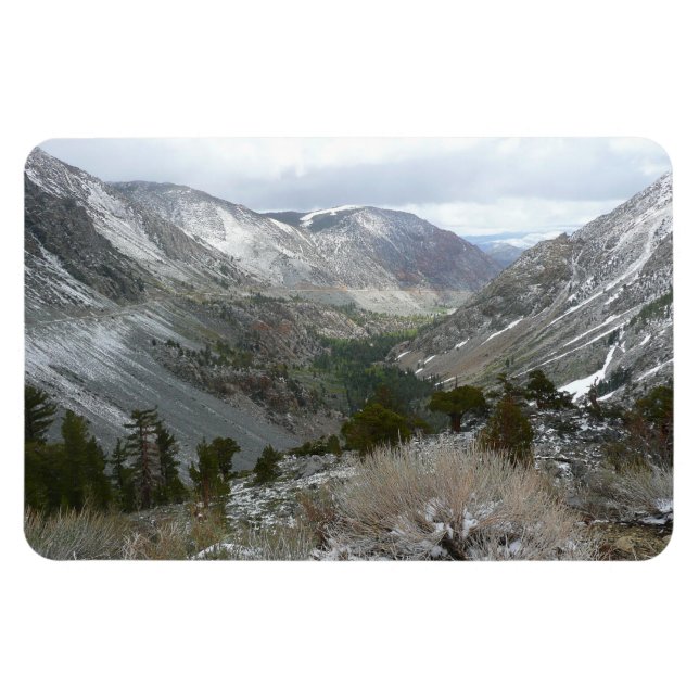 Íman Dirigindo pelas montanhas Snowy Sierra Nevada (Horizontal)