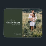 Íman distância do script enviando torcida daqui<br><div class="desc">envie uma alegria festiva de longe com este excelente elegante desenho fotográfico. com fontes modernas e clássicas e sua própria foto e detalhes esta é uma forma excelente de tornar seus desejos de natal mais pessoais e especiais. A cor pode ser alterada.</div>