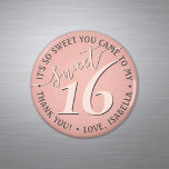 Íman Doce 16.º Aniversário Rosa Obrigado Favor do Parti<br><div class="desc">Adicione um toque de acabamento personalizado e bonito a doces decorações de 16 festas com obrigado personalizado que rodeia ímãs de geladeira. Design apresenta uma fonte moderna, rosa e escura, cor-de-rosa e cinza escura, sobre uma tela de fundo azul-rosa. O texto em um círculo é simples de personalizar. Esses favores...</div>