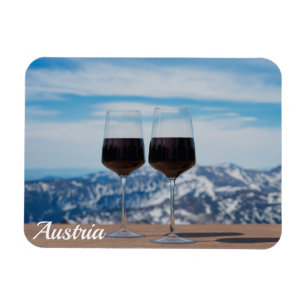 Íman Dois copos de vinho tinto contra montanhas
