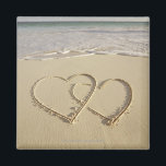 Íman Dois corações sobre a praia<br><div class="desc">Beach and Love,  AssetID: 12799579 / {Gen Nishino} / Dois corações superiores desenhados na praia</div>