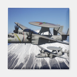 Íman Dois Hawkeyes E-2C conduzem um voo