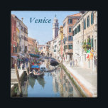 Íman Dorsodoro, Venezia<br><div class="desc">Uma pintura digital do Rio di San Barnaba no Dorsoduro, Veneza, Veneto, Itália é apresentada neste imã de souvenir. O texto é personalizável ou removível. Os ímãs fazem um presente ideal, ou um presente pessoal para ficar no seu frigorífico ou no armário. Este ímã quadrado é de 2" x 2"...</div>