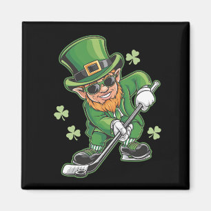 Íman Duende Jogando Hóquei Dia de São Patrício Irlandês