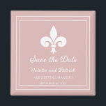 Íman Dusty Rosa Fleur de Lis Imã salve a data<br><div class="desc">Imã salve a data elegante e simples com pulgas de lixão contra fundo de Rosa Dusty. Esta design é uma escolha única para anunciar um casamento moderno. Fácil de personalizar com seus detalhes de casamento. Clique em "Personalizar" para encontrar mais opções de personalização.</div>