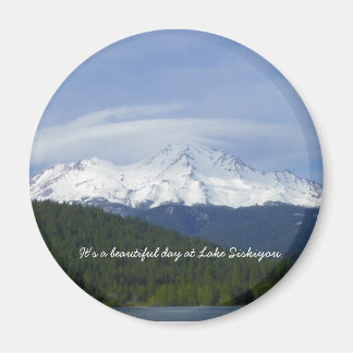 Íman É um belo dia no lago Siskiyou.