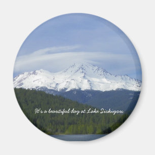Íman É um dia bonito no lago Siskiyou.