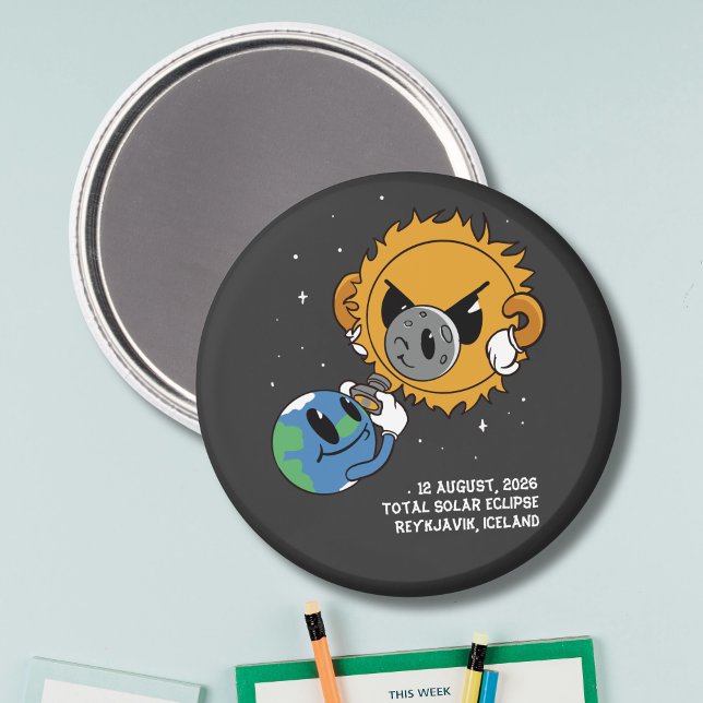 Íman Eclipse Total do Sol 2026 Islândia Fotobomba (Change city to personalize.  all text editable, matching items available)
