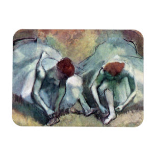 Íman Edgar Degas - Bailarinas Amarrando Sapatos