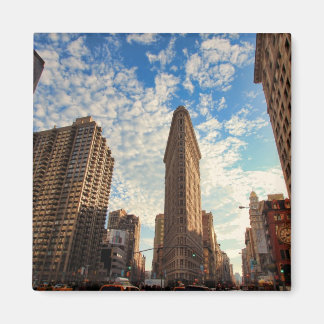 Íman Edifício Flatiron da NYC, visão ampla, nuvens Puff