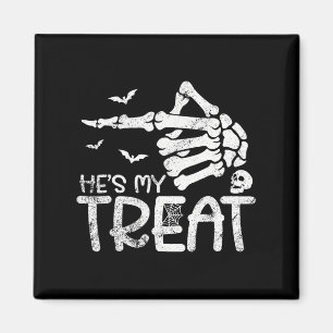 Íman Ele é o meu Treat Skeleton Dia de as Bruxas engraç