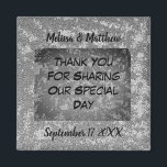 Íman Elegante Casamento Guest Marbled Obrigado<br><div class="desc">Estes elegantes favores de hóspedes de casamento apresentam uma cinza marmoreada e fundo branco. Esta elegante formação oferece uma visão moderna para o seu casamento. As palavras dos obrigados,  os nomes da noiva e do noivo,  e a data do casamento neste ímã convidado podem ser facilmente personalizadas.</div>