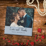 Íman Elegante Foto de Casamento Azul Empoeirado Amor e<br><div class="desc">Compartilhe sua gratidão com este ímã de casamento elegante 'Amor e Agradecimento' Azul Empoeirado. A frente apresenta sua foto de casamento favorita junto com seus nomes e data personalizados, criando um souvenir que seus convidados irão valorizar. Um presente de agradecimento pequeno perfeito que é elegante e significativo, ideal para geladeiras,...</div>