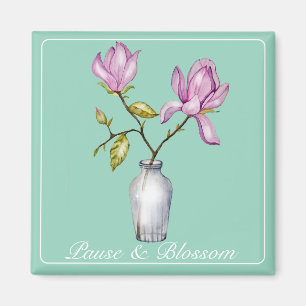 Íman Elegante Magnólia Rosa em Vaso de Vidro em Aquarel