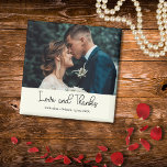 Íman Elegante Noiva de Marfim Amor e Agradecimento Foto<br><div class="desc">Compartilhe sua gratidão com este ímã de casamento elegante 'Amor e Agradecimento' em marfim. A frente apresenta sua foto de casamento favorita junto com seus nomes personalizados e data, criando um souvenir que seus convidados irão valorizar. Um presente de agradecimento pequeno perfeito que é elegante e significativo, ideal para geladeiras,...</div>
