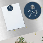 Íman Elegante Snowflake Joy Magnet<br><div class="desc">Adicione um toque de elegância à sua decoração de férias com este Elegante Magnet Joy Floco de Neve. O ímã redondo apresenta um floco de neve prateado escovado no topo e a palavra "Joy" na letra da escrita, criando um design festivo e na moda. Perfeito para enfeitar sua geladeira, espaço...</div>