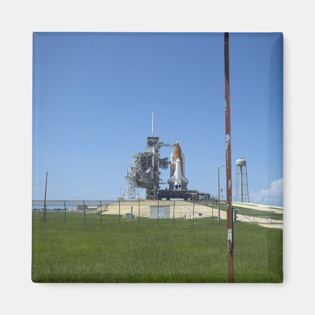 Íman Endeavor do ônibus espacial é emoldurado por um pa (Frente)