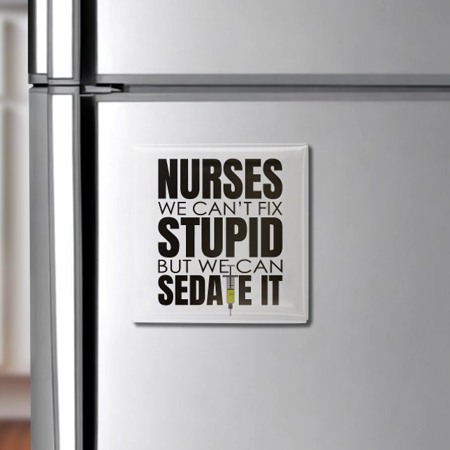 Íman Enfermeira Engraçada Não Podemos Ajustado Estúpido (Nurse: We Can’t Fix Stupid—But We Can Sedate It!" Funny magnet for a dose of medical humor!)