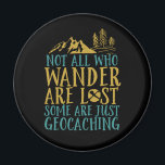 Íman Engraçado Engraçado, citação De Geocaching, Nem To<br><div class="desc">Nem Todos Estão Perdidos. Alguns Estão Apenas Enganando. Design engraçada e humorística para aqueles que gostam de caching, caça aos tesouros, caça ao tesouro. Esta mercadoria vintage angustiada é excelente para qualquer um com este legal passatempo. Perfeito para aqueles que amam jogos ao ar livre e a natureza selvagem, florestas...</div>