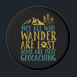Íman Engraçado Engraçado, citação De Geocaching, Nem To<br><div class="desc">Nem Todos Estão Perdidos. Alguns Estão Apenas Enganando. Design engraçada e humorística para aqueles que gostam de caching, caça aos tesouros, caça ao tesouro. Esta mercadoria vintage angustiada é excelente para qualquer um com este legal passatempo. Perfeito para aqueles que amam jogos ao ar livre e a natureza selvagem, florestas...</div>
