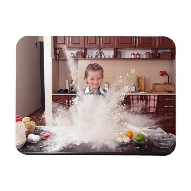 Íman Engraçado na cozinha bagunçada (Horizontal)