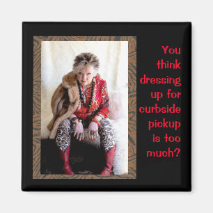 Íman Engraçado se vestindo para pegar o curbside