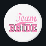 Íman Equipe Bride 1<br><div class="desc">Este design da Equipe Noiva pode ser personalizado com data,  etc...  Visite nossa loja para coordenar produtos para Bridesmaid,  Madrinha de casamento,  muito mais. Precisa de uma cor diferente? Avise-nos e cuidaremos disso!</div>