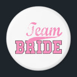 Íman Equipe Bride 1<br><div class="desc">Este design da Equipe Noiva pode ser personalizado com data,  etc...  Visite nossa loja para coordenar produtos para Bridesmaid,  Madrinha de casamento,  muito mais. Precisa de uma cor diferente? Avise-nos e cuidaremos disso!</div>