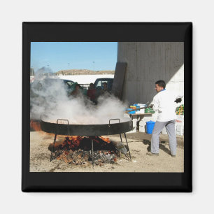 Íman Equipe o cozimento de um paella espanhol gigante -