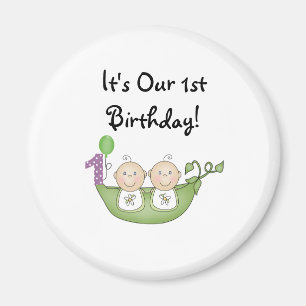 Íman Ervilhas dos gêmeos em um primeiro aniversário d