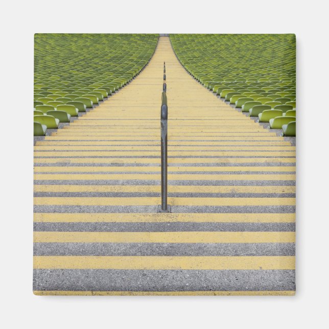 Íman Escada de estádio entre fileiras de assentos verde (Frente)