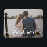 Íman Escrito Elegante Moderno Obrigado Casamento Fotogr<br><div class="desc">Foto moderna favorece o ímã que apresenta "obrigado você" em um roteiro de tipografia elegante com pinceladas junto com seus nomes e data de casamento em branco sobre sua foto horizontal favorita. Esses ímanes personalizados fazem favores de casamento úteis e são excelentes para qualquer estilo de casamento.</div>
