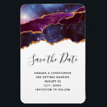 Íman Espaço Azul e Roxo e Estrelas Casamento Salva a Da<br><div class="desc">Salve o ímã de data com um desenho abstrato com camadas azuis e roxas com uma fita falsa de folha de ouro entre elas.</div>