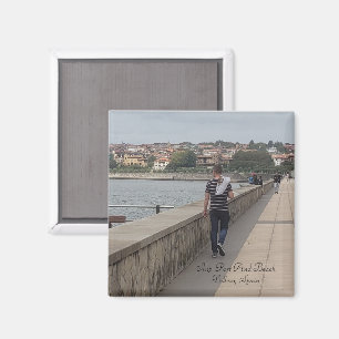 Íman Espanha Bilbao   Turista Caminhando Pelo Porto