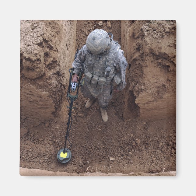 Íman Especialista procura um cache de armas (Frente)