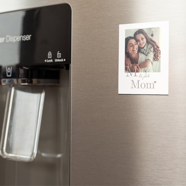 Íman Esquema de Letra de Amor (“Minimal magnet with oversized serif initial, script ‘is for,’ bold ‘Mom,’ and a small heart accent.)