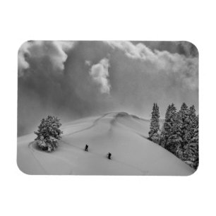 Íman Esquiadores de montanha em neve fresca