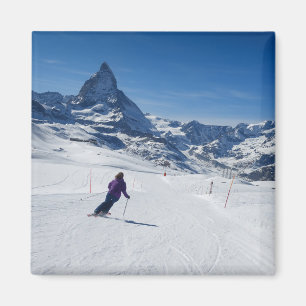 Íman Esquiando com Mt. Matterhorn em Zermatt, suiça