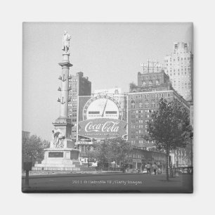 Íman Estátua na praça B&W da cidade americana