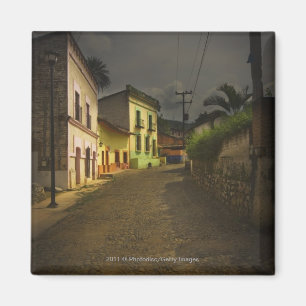 Íman Estrada do Cobblestone & construções amarelas em