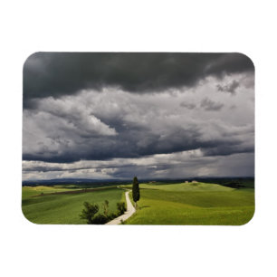 Íman Estrada e nuvens de tempestade, região rural da To
