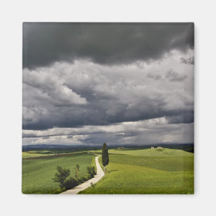 Íman Estrada e nuvens de tempestade, região rural da To