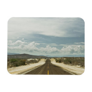 Íman Estrada reta longa com a paisagem de Baja do