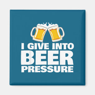 Íman Eu Cedendo à Pressão da Cerveja Engraçado Bebendo